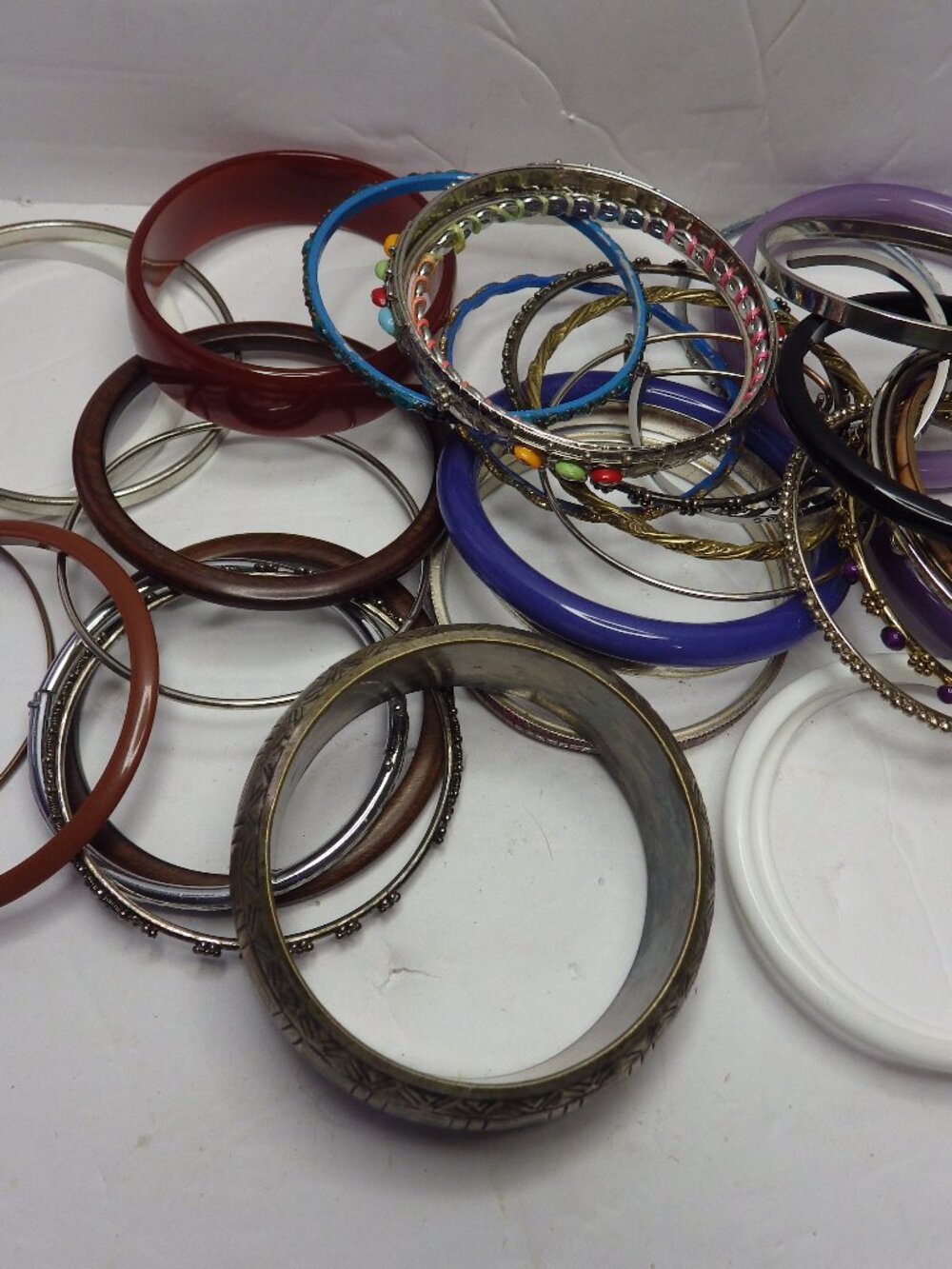 Lot of 36 Bangle Bracelets Plastic, metal 628F2